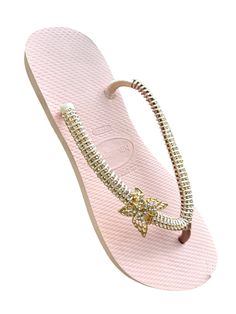 There are videos of all our products on social media. But, under email requests, they can be sent to you (sales@citrusbrazil.com).   We accept returns within seven days after the delivery date. Check our "Refund Policy" for more information on www.citrusbrazil.com. Bling Flip Flops, Bridal Flip Flops, Personalized Flip Flops, Luxury Sandals, Handmade Sandals, Accessories Handmade, Beach Accessories, Pink Butterfly, Flip Flop