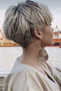 Glasses Haircut, Short Hair Glasses, Short Silver Hair, Blonde Pixie Hair, Blonde Haircuts, Women Glasses, Short Hair Trends, Messy Short Hair, Short Grey Hair