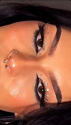 Cat Eye With Rhinestones Makeup, Eyeliner And Rhinestone Makeup, Cute Rhinestone Makeup, Makeup Strass Eye, Eye Makeup With Rhinestones, Diamond Makeup Looks, Euphoria Themed Makeup, Eye Makeup With Gems, Gala Make Up