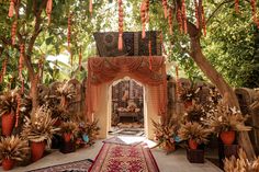 an outdoor area with lots of plants and decorations