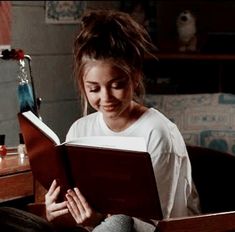 Hailey Modern Family, Hailey Dunphy, Haley Modern Family, Modern Family Haley, Haley Dunphy, Sarah Hyland, English Movies, Fictional World, New Backgrounds