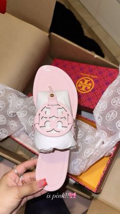 Pink Tory Burch Sandals Outfit, Outfits With Chanclas, Pink Tory Burch Sandals, Designer Shoes Women, Fashion Abstract, Rich Rich, Cute Slides, Pretty Sneakers, Pretty Sandals