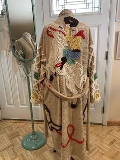 Jute Embroidery, Blanket Coat, Embroidery Top, Embroidery Designs Fashion, Cool Street Fashion, Knitting Stitches, Art Clothes, Upcycle Clothes, Diy Clothes