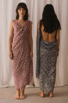 This long sarong with bohemian print in maroon tones on an ecru background will become your best companion this summer.

It has two cuts at the ends that by knotting them become sleeves to wear as a dress.

Comfortable, fresh and light. Dress Comfortable, Winter Pajamas, Winter Set, Bohemian Print, Summer Set, Summer Beach Wear, Sarong, Lingerie, Dresses