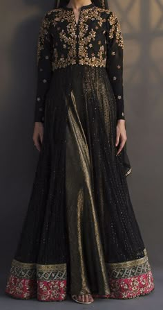 Desi Dress Ideas, Lengha Design Pakistani, Pakistani Dress Design Party Wear, Presentation Dress Outfits, New Dresses Designs Pakistani, Black Traditional Dress Indian, Black Desi Dress, Long Indian Dresses, Black Gown Design