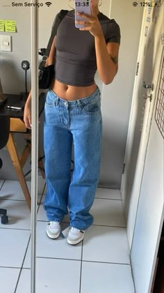 Thermal Shirt Aesthetic, Glare Leggings Outfit, Minamilistic Outfit, Cropped Tee And Jeans Outfit, Outfit Ideas Not Basic, Jeans And A Cute Top Outfit, Spring Cargo Pants Outfit, Empyre Pants Outfits Woman, Dessmx Outfits