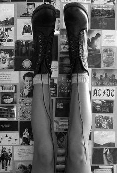 Doc Martens and music Doc Martens Wallpaper, Dr Martens Aesthetic, Fotografia Grunge, Stile Kylie Jenner, Converse Outfits, Look Grunge, Grunge Accessories, Black And White Photo Wall, Vintage Hipster