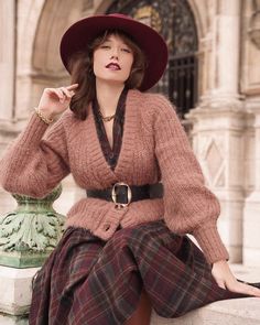 Scottish Inspired Fashion, Light Acedamia Outfit Ideas, Scottish Outfit Women, Feminine Style Winter, Welsh Fashion, Vintage Chic Outfits, Scottish Outfit, Modern Vintage Style, Academia Outfits