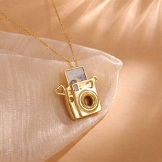 Custom Camera Necklace with Photo Picture Inside, Gift For Camera Lover, Gift for Her Mom, Grandma, Memorial Jewelry, Anniversary Gifts ▶ Custom Camer Locket Necklace Gift for Her This camera locket necklace with a rectangle insert for a customizable photo, ideal as a meaningful gift for various special occasions and recipients: ❤ Engagement Gift: Capture the moment with a photo of the proposal inside the locket, symbolizing the beginning of a lifelong journey together. ❤ Wedding Gift: Commemora Meaningful Engagement Gifts, Gifts For 30 Year Old Women, Camera Locket, Meaningful Gifts For Best Friend, Sentimental Gifts For Best Friend, Vintage Birthday Gifts, Cute Gifts For Mom, Photography Gift Ideas, Bild Gold