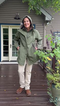 Love versatility? Our All-Season Jacket easily transforms from a warmer lined jacket to a lighter layer. @momtrends shows us how it’s done! Over 60 Winter Fashion, Coldwater Creek Outfits, Short White Hair, Petite Casual, Sewing Hats, Animal Humour, Black Queens, Over 60 Fashion, Alaskan Cruise