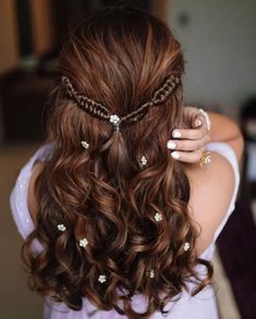 23 Simple And Cute Hairstyles For Mehndi Function This Season Open Hairstyles, Athletic Hairstyles, Natural Hair Styles Easy, Outfit Trends, Long Hair Girl, Party Hairstyles, Long Curly Hair, Long Curly, Curled Hairstyles