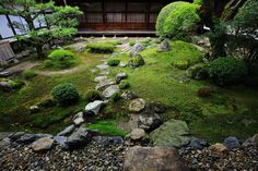 三宝院 庭園　美しく力強い桃山時代の庭園 | 京都もよう　KYOTO MOYOU Japanese Garden Plants, Garden Waterfall, Asian Garden, Japanese Zen, Moss Garden, Garden Design Ideas, Creative Gardening, Japan Photo, Japanese Aesthetic