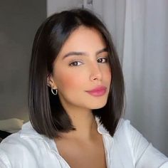 Medium Length Bob Middle Part, Choppy Bob Fine Hair Straight, Very Short Hair With Highlights, All One Length Bob Medium, Sleek Long Bob Haircut, Short Lob Haircut Straight, Outfits For Bob Hairstyles, Sleek Shoulder Length Hairstyles, Sleek Lob Haircut