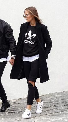 2016 foi o ano de investir pesado em looks confortáveis. Nunca tantas fashion girls se uniram para alavancar tendências nessa vibe. Adidas Originals Superstar Outfit, Adidas Superstar Outfit, Superstar Outfit, Adidas Women Fashion, Look Adidas, 30 Outfits, Outfit Chic, Outfit Jeans