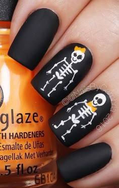 creative. Diy Halloween Nail Art, Nagel Stamping, Halloween Nail Art Ideas, Halloween Nails Diy, Black Halloween Nails, Nagellack Trends, Halloween Acrylic Nails, Cute Halloween Nails