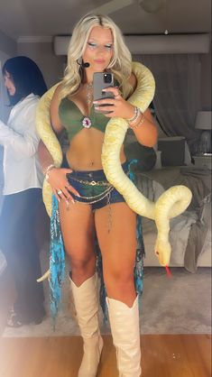 Britney Spears Snake Outfit, Celebrities Halloween Costume, Brittney Spears Snake Costume, Britney Spears Vma Costume, Miami Halloween Costumes, Famous Halloween Costumes Celebrities, Brittney Spears Costume Ideas Snake, Iconic Blonde Costumes, Britney Spears Snake Costume