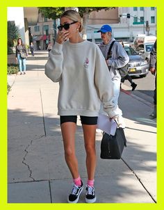 Hailey Baldwin Street Style, Hailey Baldwin Style, Mode Chanel, Cooler Look, Hailey Baldwin, Celebrity Street Style