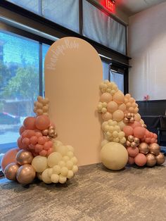 balloons are arranged in the shape of an arch