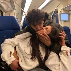 a man and woman kissing while sitting on a train seat with the caption saying,'relaton de couple en 2020 '