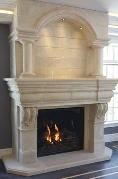 a fire place in the middle of a living room with no one around it,