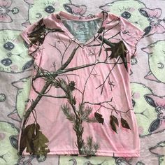 Cute Pink Camo Short Sleeve Tee From Realtree No Tags But Never Worn, Still In Excellent Condition Pink And Camo Outfit, Camo Clothes, Camo Sweater, Camo Shirt, Camo And Pink, Red Trench Coat, Camo Outfits, Camo Tee, White Camo