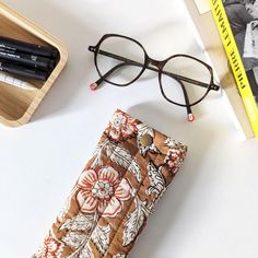 A practical and refined accessory, designed for those looking to combine protection and aesthetics on a daily basis! This glasses case, made from an artisanal Indian blockprint fabric, combines poetry and functionality. Thanks to its quilted fabric, your glasses are protected from scratches while adding a touch of elegance to your daily accessories. Lightweight and space-saving, it slips easily into your bag, perfect for modern and active women. Each piece is unique, with a delicate floral patte Daily Accessories, Quilted Fabric, Indian Fabric, Block Printing Fabric, Eye Wear Glasses, Active Women, Glasses Case, Pretty Colours, Space Saving