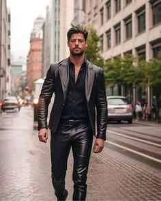 Slim Jeans Outfit, Black And Gold Outfit, Leather Fashion Men, Handsome Male Models, Lookbook Inspiration, Mens Leather Clothing, Leather Suit, Mens Leather Pants, Stylish Blazer