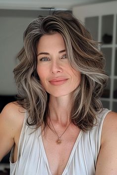 Get inspired by these 18 captivating hairstyles for thin hair to freshen up your look. Perfect for adding a chic and modern touch to your style. Click now to discover these beautiful cuts! Brown Hair With Silver Highlights, Grey Hair And Makeup, Inspiring Hairstyles, Grey Hair Looks, Hair Highlights And Lowlights, Gray Hair Cuts, Transition To Gray Hair