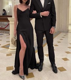 Nevio Aurora, Couple Formal Outfits, Formal Couple Outfits, Prom Couples Outfits, Couple Chic, Party Dresses Black, Outfit Elegantes, Prom Couples, Prom Poses