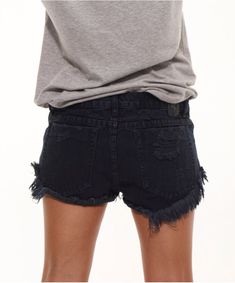 Black Jean Shorts Outfit Aesthetic, Jean Cutoffs, Teaspoon Shorts, Black Jean, Cut Offs, Loose Top, Outfit Trends, Loafer Sneakers, Shorts Summer