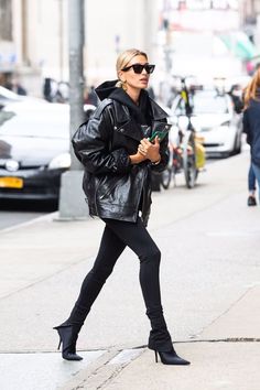 Black Capsule Wardrobe, Mantel Outfit, Walking Down The Street, Pastel Outfit, Rachel Green, Looks Street Style, All Black Outfit, Mode Inspo, Looks Chic