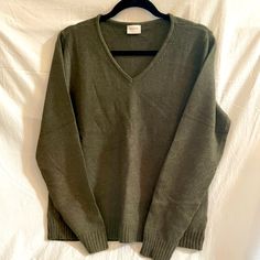 Vila Long Sleeve Sweater V-Neck Long Sleeves Ribbed Waistband In Boxy Style Ultra Soft (No Tag With Materials) Olive Green Juniros Size Xl Green Sweater Aesthetic, Soft Fall Aesthetic, Cozy Academia, Green V Neck Sweater, Olive Green Outfit, Forest Green Sweater, Pretty Fits, Green Outfit, Green Sweater