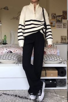 5 ideas de outfits cómodos y aesthetic para la universidad Ser Zen Outfits Con Converse Blancos, Japan Fashion Women, Platform Converse Outfit, 2010 Outfits, Affordable Winter Outfits, 00s Mode, Black Leather Pencil Skirt, Oversized Grey Sweater, Famous Outfits