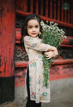 ♦ℬїт¢ℌαℓї¢їøυ﹩♦ Executive Woman, Vietnamese Traditional Dress, Vietnamese Dress, Perfect Bride, Asian Babies, Royal Outfits, Stylish Kids, Cheongsam