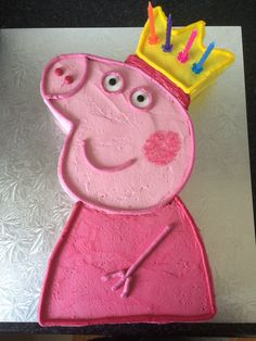 a peppa pig cake with a crown on top