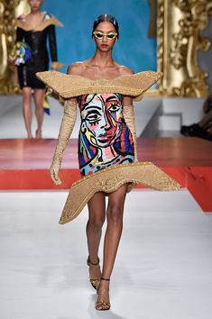 Moschino SS20 takes inspiration from Pablo Picasso | London Evening Standard | Evening Standard Catwalk Photography, Moschino Spring 2020, Cubism Fashion, Moschino 2020, Haute Couture Style, Pop Art Fashion, Milano Fashion Week, 2020 Fashion