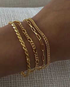 Bracelets On Wrist, Pretty Stacks, Gold Jewelry Bracelets, Accessories Styling, Nail Jewelry, Jewelry Fashion Trends