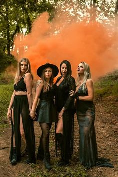 Photoshoot Ideas Halloween, Halloween Games Online, Best Friend Photoshoot Ideas, Friend Photoshoot Ideas, Halloween Film, Creepy Halloween Decorations, Halloween Photography, Special Halloween, Best Friend Photoshoot