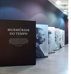 there are many black and white pictures on display in this room with the words'murumuririos do tempo '