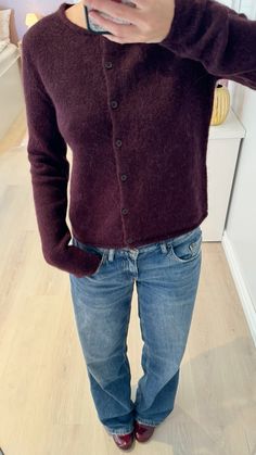 Sleek Fall Outfits, Winter Outfits Lazy, Diff Aesthetics, Preppy College Outfit, Hot Autumn Outfits, Fall Fits Cardigan, Colorful Knitted Fall Cardigan, Small Scarf Outfit, Red Accent Outfit