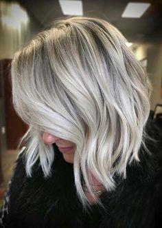 Blonde Lob Haircut, Bleached Hair With Dark Roots, Blonde Hair Color Shades, Hair Dark Roots, Short Bleached Hair, Blonde Hair Colour Shades, Modern Bob Hairstyles, Hair With Dark Roots, Lob Styling