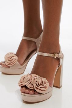 Allow Our Platform Heels To Fill You With Confidence, With A Tall Heel, And A Floral Accent. The Strappy Design Keeps Them Secure, While Hthe Platform Soles Bring The Party-Ready Drama. Style Them With Jeans For An Elevated Daytime Look Perfect For Going Seamlessly From Day To Night, Or With A Mini Dress To Polish Off A Night Out Look. Flower Corsage Detail Platform Heel Comfortable, Chunky Heels Platform Soles Statement Three Dimensional Flower Accent Secure, Strappy Design Heels Flower, Hen Do Outfits, Fall Bridesmaids, Outfits For Mexico, Spring Wedding Guest Dress, Business Casual Summer, Petite Business Casual, Ibiza Outfits, High Sandals