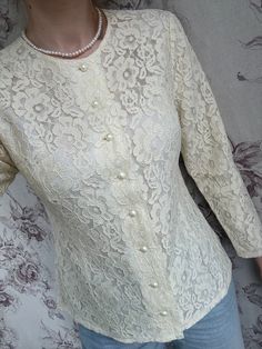 This vintage blouse from the 70s is crafted from cream white lace, offering a delicate and feminine aesthetic. The intricate lace design is complemented by elegant pearl buttons, adding a touch of sophistication and classic charm. Perfect for both casual and formal occasions, this women's shirt embodies the timeless appeal of 70s fashion with its detailed craftsmanship and elegant silhouette. The combination of lace and pearl accents creates a versatile piece that exudes romantic elegance. - Goo 70s Mode, 70s Women, White Lace Blouse, Vintage Blouse, Womens Shirt, Feminine Aesthetic, Womens Blouses, Pearl Buttons, Blouse Vintage