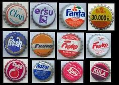 many different types of soda bottle caps with the names of each one on them in spanish