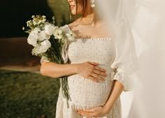 Mom To Be Aesthetic, Maternity Flower Photoshoot, Maternity Aesthetic, Pregnant Aesthetic, Motherhood Photoshoot, Maternity Announcement, Maternity Picture Outfits, Film Photoshoot, Maternity Studio Photoshoot