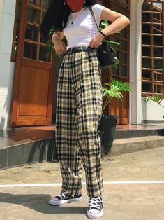 Plaid Pant Outfits, Brown Plaid Pants Outfit, Plaid Trousers Outfit, Juliet Costume, Ootd Christmas, Costume Concepts, Plaid Pants Outfit, Fem Fashion, Soft Grunge Outfits