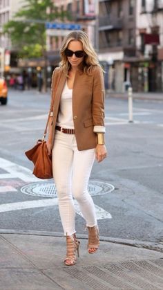 Modern Office Outfits Women Plus Size, Mode Over 50, Tartan Blazer, How To Wear White Jeans, White Jeans Outfit, Brown Blazer, Outfit Jeans, Looks Chic