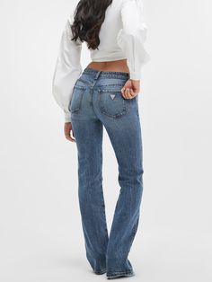 Go with everyday ease. A pair of straight-leg jeans are designed with a mid-rise fit, subtle distressing at pockets and medium wash with heavy whiskering. Eco-responsible raw materials. Fall Ootd, Basic Fits, Guess Jeans, Lookbook Outfits, Style Outfits, Cute Casual Outfits, Kendall Jenner, Casual Outfit, Straight Jeans