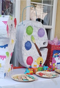 Art party birthday piñata Art Activity For Birthday Party, Kids Paint Birthday Party, Art Painting Party For Kids, Art Party Activities, Birthday Pinata