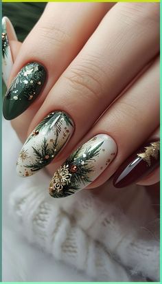 A warm brown or beige base with a touch of gold shimmer for a cozy autumn vibe. #nail #nailsfall #fallnaildesigns #fallnail #fallnails Gold And Green Christmas Nails, Christmas Nails Inspiration, Winter Nails Christmas, Nail Art Noel, Holiday Nails Winter, Nail Swag, Winter Nail Art, Winter Nail, Fall Nail Art